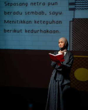 Revalina S. Temat Instagram - Congrats Aca Sayang @natasharizkynew !🎉 
Makasi yaa udah 'maksa' aku buat bacain salah satu puisi km yg bagus bgt☺️ 
Semoga karya luar biasa ini bisa menginspirasi banyak orang, seperti kamu yang selalu menginspirasi kita semua. Love you caa❤️
Your words truly have a way of touching hearts,wishing you all the success and more! 💖📚