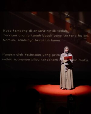 Revalina S. Temat Instagram - Congrats Aca Sayang @natasharizkynew !🎉 
Makasi yaa udah 'maksa' aku buat bacain salah satu puisi km yg bagus bgt☺️ 
Semoga karya luar biasa ini bisa menginspirasi banyak orang, seperti kamu yang selalu menginspirasi kita semua. Love you caa❤️
Your words truly have a way of touching hearts,wishing you all the success and more! 💖📚