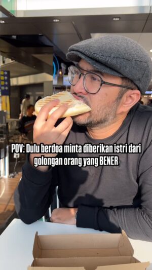 Revalina S. Temat Instagram - [BACA CAPTION]
“Bapak-bapak, kumpul dulu!
Siapa yang ngerasa begini juga? Kayaknya kita selalu salah di mata istri ya? Padahal, ini bukan cuma soal bener atau salahnya kita, tapi lebih ke cara komunikasi. Nah, coba cek poin-poin ini biar hubungan lebih adem:
	•	Cowok & cewek beda cara mikir: Kadang istri cuma mau didengerin, bukan dikasih solusi.
	•	Ekspektasi yang nggak nyambung: Mungkin dia punya harapan yang belum kita ngerti. Coba ngobrol santai biar nggak salah paham.
	•	Cara ngomong juga ngaruh: Jangan cuma fokus ngebales, dengerin dulu maksudnya biar nggak makin ribet.
	•	Jangan masuk lingkaran setan: Istri ngomel, kita defensif. Ulang lagi. Coba lebih santai dan kasih respon yang bikin komunikasi enak.
	•	Stres itu nyata: Bisa jadi dia lagi capek, atau kita juga. Coba cari solusi bareng biar nggak makin sumpek.

Kalau bisa ngelakuin ini, mudah-mudahan hubungan makin adem dan nggak tegang terus! Setuju nggak?”

Btw, ini sweater dari @hemden.id