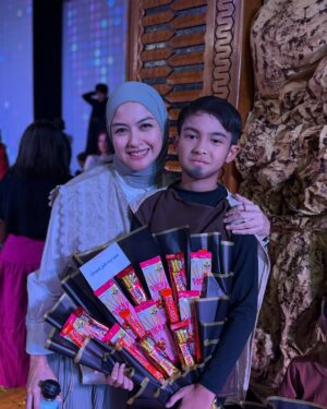 Revalina S. Temat Instagram - Konser 2 Nabi Yaqub AS
Maa syaa Allah akang,tetep semangat walaupun lagi demam dan badan ngilu2. Walaupun mata merah, tapi pas dance ngga keliatan lagi sakit. Hampir ngga ikut konser krn ngga enak badan. Tapi ternyata bisa ya nak, great job akang. I'm so proud of you ❤️❤️