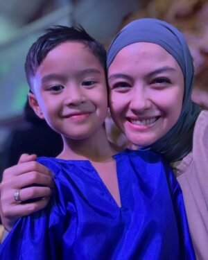 Revalina S. Temat Instagram - Konser 1 Nabi Ishaq AS
Good job Ade Jendra.. Semangat banget dan hafal semua gerakan dance nya. Padahal sehari sebelumnya abis dari dokter, badan anget, batpil jadi ngga ikutan GR. Alhamdulillah ade tetep semangat. Love youuuu