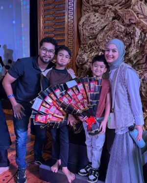 Revalina S. Temat Instagram - Konser 2 Nabi Yaqub AS
Maa syaa Allah akang,tetep semangat walaupun lagi demam dan badan ngilu2. Walaupun mata merah, tapi pas dance ngga keliatan lagi sakit. Hampir ngga ikut konser krn ngga enak badan. Tapi ternyata bisa ya nak, great job akang. I'm so proud of you ❤️❤️