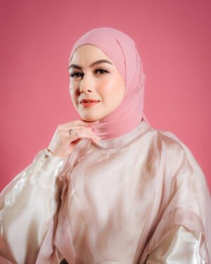 Revalina S. Temat Instagram - Hari yang ditunggu-tunggu akhirnya datang juga!🥰
Gala premiere 1 imam 2 makmum😍 siapa yang udah gak sabar nonton film ini?

Siap2 ntn di bioskop 16 Januari 2025 yaa. Makasiii ya yg udh selalu support aku

Make up @mcelly.makeupartist
Outfit @inforiamiranda
Hijab do @afifahssyhdh

@stematmanagement @sevisi.virtualassistant @1imam2makmum @base.id