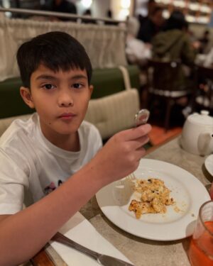 Revalina S. Temat Instagram - Selamat 1 dekade Bapak @kngrendy 
Bismillah semoga kita bisa selamanya sampe Jannah Nya, membersamai anak2 sampe gede, banyak makan2 nya, banyak jalan2 nya, banyak main tennis nya, pokoknya ngelakuin semuanya sama2, semangat terus untuk belajar jadi orang tua yg baik versi kita. Love you always partner ibadahku, imam ku, soulmate ku😘😘