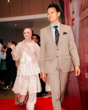 Revalina S. Temat Instagram - Hari yang ditunggu-tunggu akhirnya datang juga!🥰
Gala premiere 1 imam 2 makmum😍 siapa yang udah gak sabar nonton film ini?

Siap2 ntn di bioskop 16 Januari 2025 yaa. Makasiii ya yg udh selalu support aku

Make up @mcelly.makeupartist
Outfit @inforiamiranda
Hijab do @afifahssyhdh

@stematmanagement @sevisi.virtualassistant @1imam2makmum @base.id