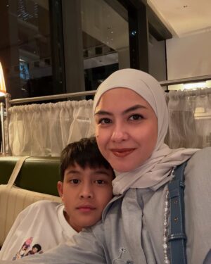 Revalina S. Temat Instagram - Selamat 1 dekade Bapak @kngrendy 
Bismillah semoga kita bisa selamanya sampe Jannah Nya, membersamai anak2 sampe gede, banyak makan2 nya, banyak jalan2 nya, banyak main tennis nya, pokoknya ngelakuin semuanya sama2, semangat terus untuk belajar jadi orang tua yg baik versi kita. Love you always partner ibadahku, imam ku, soulmate ku😘😘