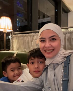 Revalina S. Temat Instagram - Selamat 1 dekade Bapak @kngrendy 
Bismillah semoga kita bisa selamanya sampe Jannah Nya, membersamai anak2 sampe gede, banyak makan2 nya, banyak jalan2 nya, banyak main tennis nya, pokoknya ngelakuin semuanya sama2, semangat terus untuk belajar jadi orang tua yg baik versi kita. Love you always partner ibadahku, imam ku, soulmate ku😘😘