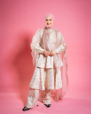 Revalina S. Temat Instagram - Hari yang ditunggu-tunggu akhirnya datang juga!🥰
Gala premiere 1 imam 2 makmum😍 siapa yang udah gak sabar nonton film ini?

Siap2 ntn di bioskop 16 Januari 2025 yaa. Makasiii ya yg udh selalu support aku

Make up @mcelly.makeupartist
Outfit @inforiamiranda
Hijab do @afifahssyhdh

@stematmanagement @sevisi.virtualassistant @1imam2makmum @base.id