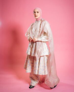 Revalina S. Temat Instagram - Hari yang ditunggu-tunggu akhirnya datang juga!🥰
Gala premiere 1 imam 2 makmum😍 siapa yang udah gak sabar nonton film ini?

Siap2 ntn di bioskop 16 Januari 2025 yaa. Makasiii ya yg udh selalu support aku

Make up @mcelly.makeupartist
Outfit @inforiamiranda
Hijab do @afifahssyhdh

@stematmanagement @sevisi.virtualassistant @1imam2makmum @base.id