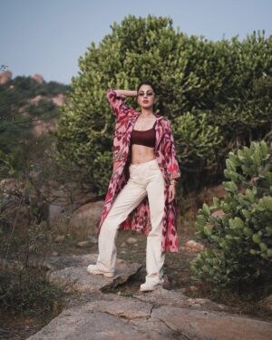 Rhea Chakraborty Instagram - Eye of the tiger 🏹 

#iykyk #chapter2 

Styled by: @theanisha 
Assisted by: @jhanvikhatwani_ 
Makeup: @makeupbyshikhamishra
Hair: @kimberlyychu
📸: @rjdeigg