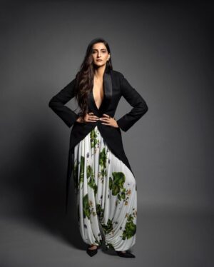 Rhea Kapoor Instagram - 🖤
Style @rheakapoor with @manishamelwani @abhilashatd
Make-up @mallika_bhat 
Hair @themadhurinakhale
📸 @dinesh_ahuja 

Team @sim.ran_awayy @styleitup_hetvi