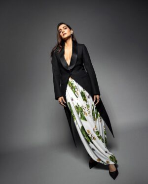 Rhea Kapoor Instagram - 🖤
Style @rheakapoor with @manishamelwani @abhilashatd
Make-up @mallika_bhat 
Hair @themadhurinakhale
📸 @dinesh_ahuja 

Team @sim.ran_awayy @styleitup_hetvi