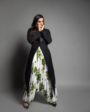 Rhea Kapoor Instagram - 🖤
Style @rheakapoor with @manishamelwani @abhilashatd
Make-up @mallika_bhat 
Hair @themadhurinakhale
📸 @dinesh_ahuja 

Team @sim.ran_awayy @styleitup_hetvi
