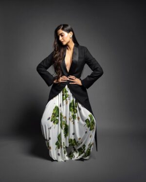 Rhea Kapoor Instagram - 🖤
Style @rheakapoor with @manishamelwani @abhilashatd
Make-up @mallika_bhat 
Hair @themadhurinakhale
📸 @dinesh_ahuja 

Team @sim.ran_awayy @styleitup_hetvi