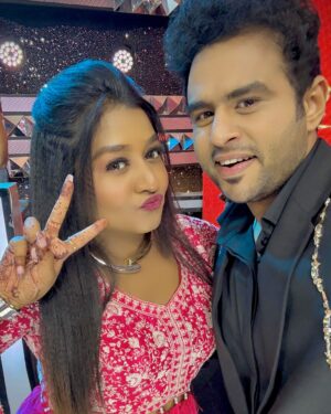Rhema Ashok Instagram - Being back in the sets of #dancejodidance ♥️🤌🏻
With my sweetheart judges :)

Dance Jodi Dance Reloaded 3 Mega Audition! Coming soon 🤍✨
@zeetamizh 

Mua: @rhemas_bellezza_atelier 
Wearing: @aloraa_by_jd
