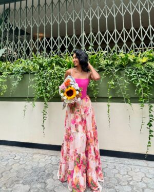 Rida Tharana Instagram - no revenge because people who are naturally ugly inside end up destroying their own lives anyways.

Pink corset : @barse.in 
Skirt : @cottoncandybykay 
Textured corset : @leaclothingco 
White skirt : thrifted