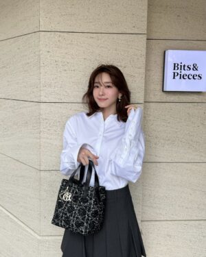 Riko Xi Instagram - 最近特別容易感受到空氣中那種開心的氛圍
也許是在雪堆中跟在山上待的太久
一點陽光 一小陣風 都足以讓我感到滿足( ˶’ᵕ’˶)♡

幸福感沒有不見 只是都在細節中跟不知不覺中🤍

@dior #DiorSS25