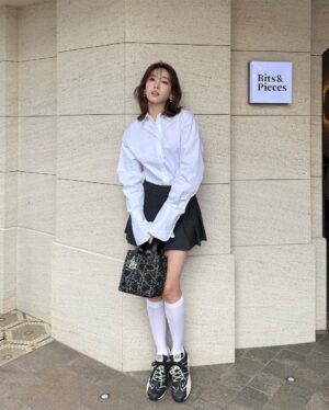 Riko Xi Instagram - 最近特別容易感受到空氣中那種開心的氛圍
也許是在雪堆中跟在山上待的太久
一點陽光 一小陣風 都足以讓我感到滿足( ˶’ᵕ’˶)♡

幸福感沒有不見 只是都在細節中跟不知不覺中🤍

@dior #DiorSS25