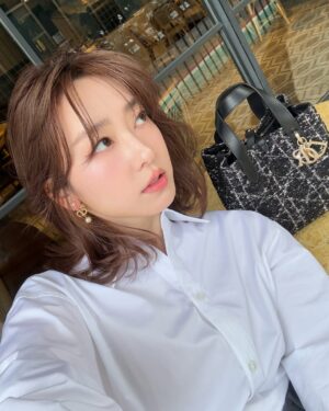 Riko Xi Instagram - 最近特別容易感受到空氣中那種開心的氛圍
也許是在雪堆中跟在山上待的太久
一點陽光 一小陣風 都足以讓我感到滿足( ˶’ᵕ’˶)♡

幸福感沒有不見 只是都在細節中跟不知不覺中🤍

@dior #DiorSS25