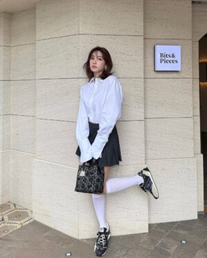 Riko Xi Instagram - 最近特別容易感受到空氣中那種開心的氛圍
也許是在雪堆中跟在山上待的太久
一點陽光 一小陣風 都足以讓我感到滿足( ˶’ᵕ’˶)♡

幸福感沒有不見 只是都在細節中跟不知不覺中🤍

@dior #DiorSS25