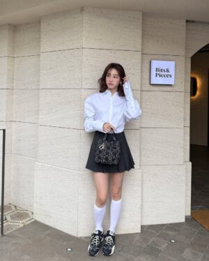 Riko Xi Instagram - 最近特別容易感受到空氣中那種開心的氛圍
也許是在雪堆中跟在山上待的太久
一點陽光 一小陣風 都足以讓我感到滿足( ˶’ᵕ’˶)♡

幸福感沒有不見 只是都在細節中跟不知不覺中🤍

@dior #DiorSS25
