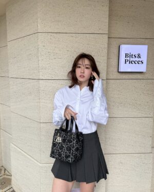 Riko Xi Instagram - 最近特別容易感受到空氣中那種開心的氛圍
也許是在雪堆中跟在山上待的太久
一點陽光 一小陣風 都足以讓我感到滿足( ˶’ᵕ’˶)♡

幸福感沒有不見 只是都在細節中跟不知不覺中🤍

@dior #DiorSS25