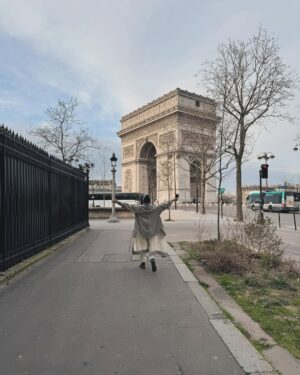Rila Fukushima Instagram - Paris 🇫🇷
パリに行ってきました。
① Musée de l'Orangerie #オランジュリー美術館
②Early in the morning 
③Monet #LesNymphéas #waterlilies 
④
⑤If me and @gaiarepossi  were in the same school💓🤭
⑥ sent out postcards 
⑦ sleepy Rila 🤤😴
⑧run into @shunsukeokabe 🚲
⑨run everybody run 🏃💨
⑩back stage 
🔥