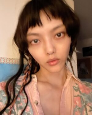 Rila Fukushima Instagram - Pictures from film set .
 “Electric child”
以前スイス＆ドイツで撮影した『electric child』の撮影風景✨

①Akiko (my character)

②night shoot (midnight break)

③purple sunset (no filter !)

④getting ready (撮影前に呼吸を上げるためにひたすらスクワットしてる)

⑤waiting with #elliottcrossethove 

⑥Fake blood

#switzerland #Germany #2022