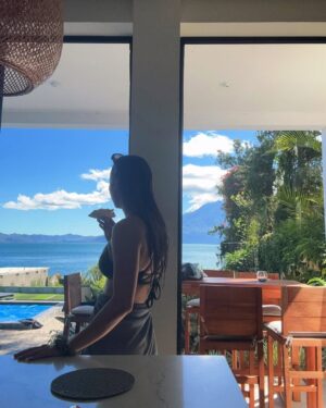 Rima Zeidan Instagram - 🗻Morning dips in the lake, volcanoes, and time well spent with amigos :) 

每天望著兩座火山，跳進冰冷的湖水三次，好過癮