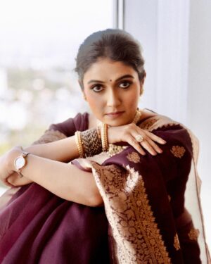 Rinku Rajguru Instagram - दुनियादारी हमको आती नहीं और 
सादगी आपको भाती नहीं.🤎🪷

Jewellery: @jizajewellerystudio 
Outfit @pratha_sarees
Makeup @sayalisamantmakeupartistry
Hair @nidhiimulaay.hair
Styled @sheetalpatil1108
Click @gauravkumbharphotography_