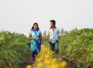 Rinku Rajguru Instagram - सैराट!!! ❤️ 
पिक्चर शूट करतानाचा पूर्ण प्रवासच आमच्यासाठी स्वप्नगत होता, आणि पिक्चर रिलीज झाल्यानंतरचा हा 9 वर्षांचं प्रवास तुम्ही बघतच आलाय. आज 9 वर्षांनी सैराट परत रिलीज होतोय याचा आम्हाला आज खरच खुप आनंद होत आहे. परत मोठ्या स्क्रीनवर आर्ची-परश्या म्हणून तुम्हाला भेटायला येतोय . 
आणि हे शक्य झाल ते फक्त नागराज आण्णामुळे! @nagraj_manjule सैराटमुळे आमच्या आयुष्याला कलाटणी मिळाली, आणि त्याबद्दल आम्ही आण्णांचा कायम ऋणी राहीन. आणि तुम्हा सगळ्यांच्या प्रेमासाठी धन्यवाद !
तुमच्या जवळच्या चित्रपटगृहात जाऊन परत “सैराटमय” व्हायला विसरू नका !!! #sairat #rinkurajguru #akashthosar 
📸 @amit_bhokase