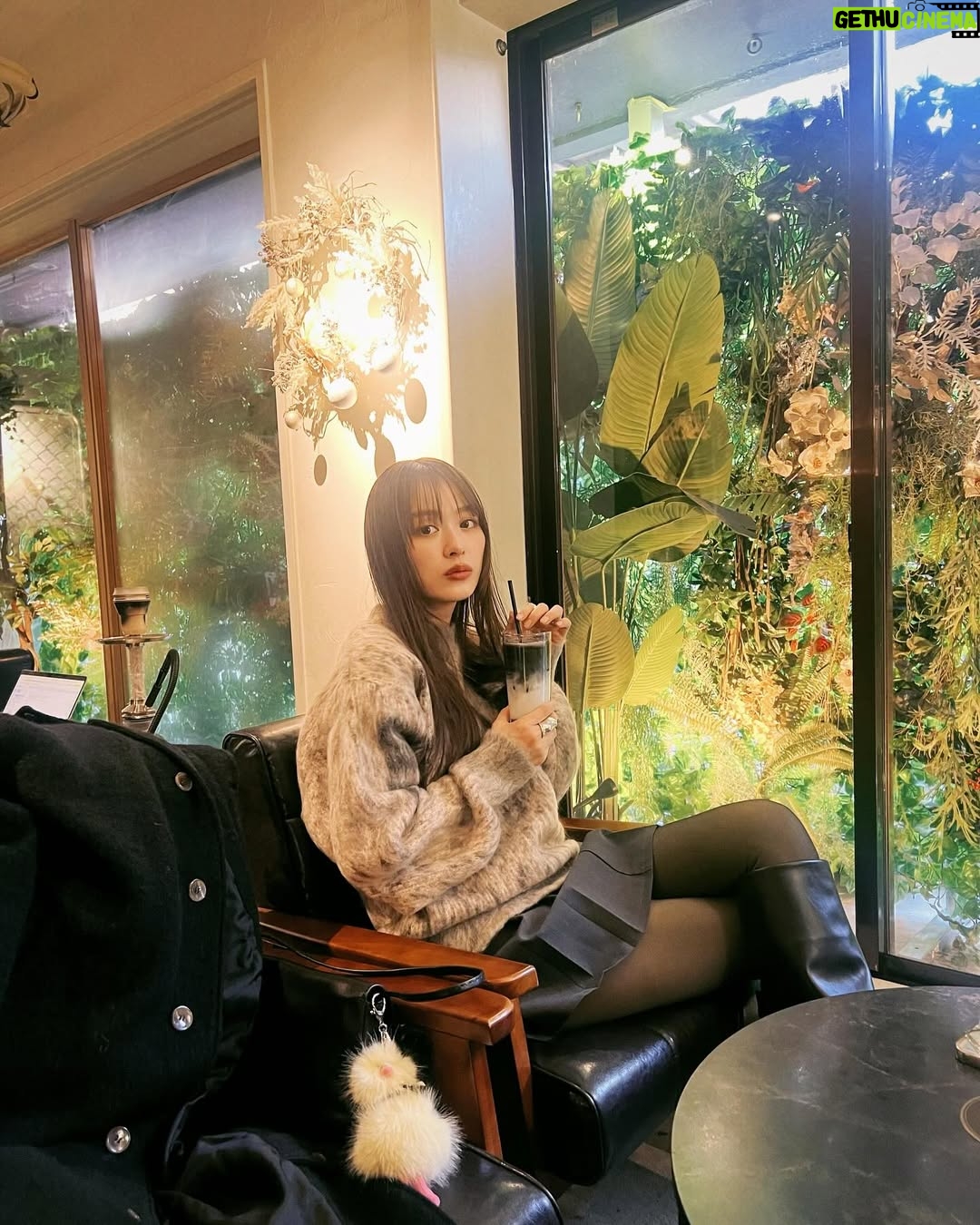 Rio Uchida - 38.5K Likes - 🥱🍰🙊🎀🫶
ミニスカにびびりすぎて
分厚すぎるタイツ履いて友達とカフェ。
寒いの苦手すぎていつも人一倍防寒してる🥶
さて。明日は水曜日!ってことで
22時〜 #問題物件 第6話放送です✌️🩷
ゲストには仲良しの松井玲奈ちゃん✨
また一緒にお芝居できて楽しかったなあ
明日の夜、是非ご覧くださいね!
そしてTVerでは前回の5話が見逃し配信中なので
まだの方はご覧ください🙈
毎日寒いけど、みんな風邪ひかないでね。