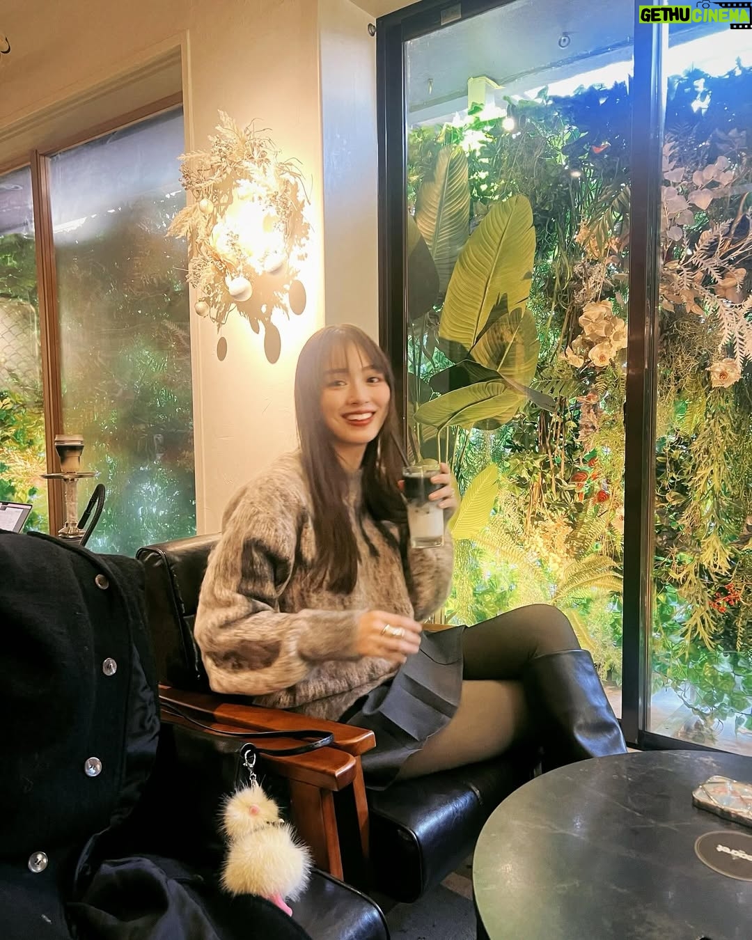Rio Uchida - 38.5K Likes - 🥱🍰🙊🎀🫶
ミニスカにびびりすぎて
分厚すぎるタイツ履いて友達とカフェ。
寒いの苦手すぎていつも人一倍防寒してる🥶
さて。明日は水曜日!ってことで
22時〜 #問題物件 第6話放送です✌️🩷
ゲストには仲良しの松井玲奈ちゃん✨
また一緒にお芝居できて楽しかったなあ
明日の夜、是非ご覧くださいね!
そしてTVerでは前回の5話が見逃し配信中なので
まだの方はご覧ください🙈
毎日寒いけど、みんな風邪ひかないでね。