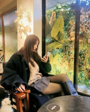 Rio Uchida Instagram - 🥱🍰🙊🎀🫶

ミニスカにびびりすぎて
分厚すぎるタイツ履いて友達とカフェ。
寒いの苦手すぎていつも人一倍防寒してる🥶

さて。明日は水曜日！ってことで
22時〜　#問題物件 第6話放送です✌️🩷
ゲストには仲良しの松井玲奈ちゃん✨
また一緒にお芝居できて楽しかったなあ
明日の夜、是非ご覧くださいね！
そしてTVerでは前回の5話が見逃し配信中なので
まだの方はご覧ください🙈

毎日寒いけど、みんな風邪ひかないでね。