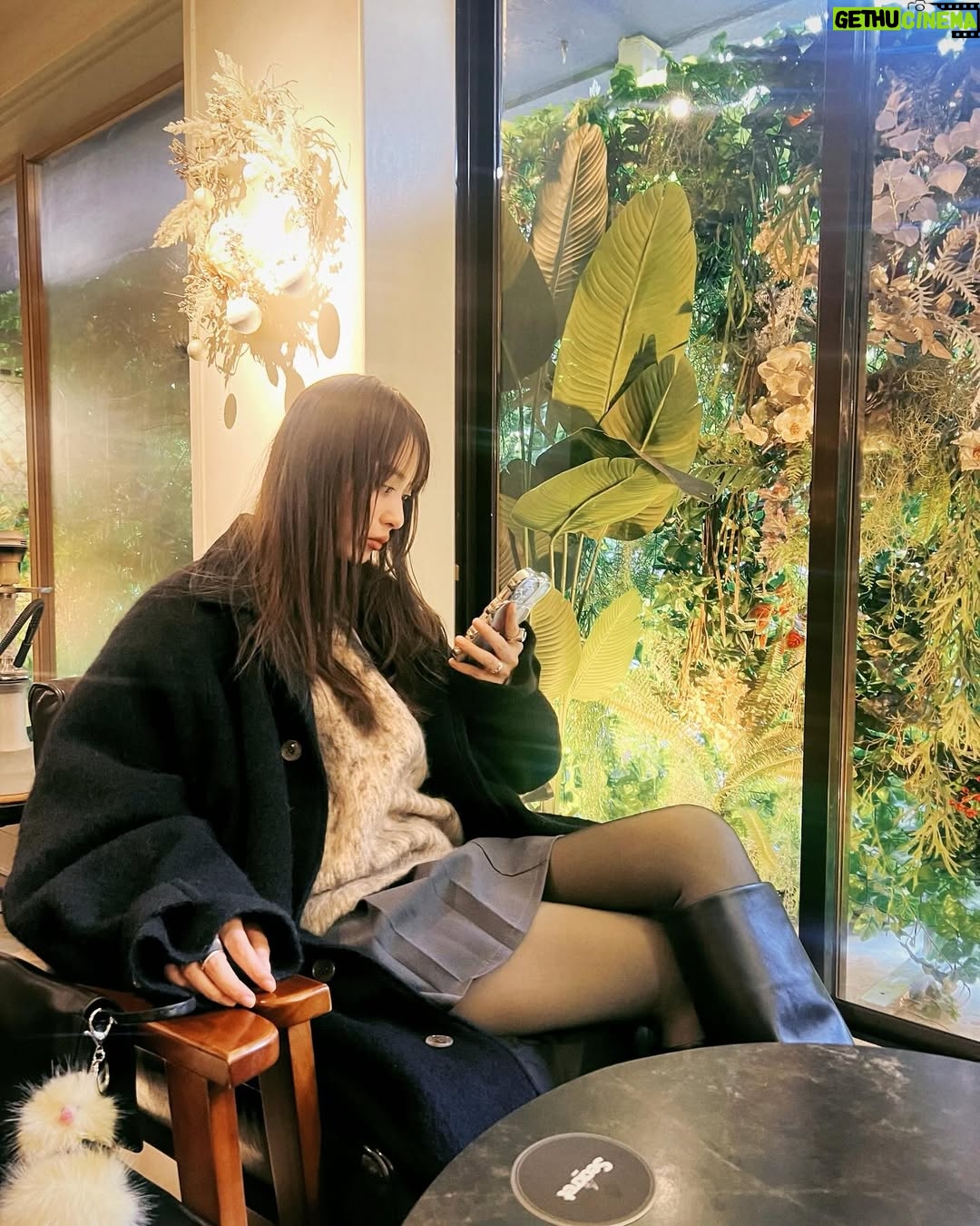 Rio Uchida - 38.5K Likes - 🥱🍰🙊🎀🫶
ミニスカにびびりすぎて
分厚すぎるタイツ履いて友達とカフェ。
寒いの苦手すぎていつも人一倍防寒してる🥶
さて。明日は水曜日!ってことで
22時〜 #問題物件 第6話放送です✌️🩷
ゲストには仲良しの松井玲奈ちゃん✨
また一緒にお芝居できて楽しかったなあ
明日の夜、是非ご覧くださいね!
そしてTVerでは前回の5話が見逃し配信中なので
まだの方はご覧ください🙈
毎日寒いけど、みんな風邪ひかないでね。