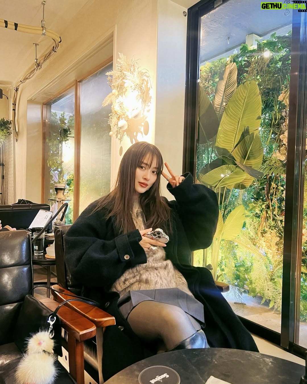 Rio Uchida - 38.5K Likes - 🥱🍰🙊🎀🫶
ミニスカにびびりすぎて
分厚すぎるタイツ履いて友達とカフェ。
寒いの苦手すぎていつも人一倍防寒してる🥶
さて。明日は水曜日!ってことで
22時〜 #問題物件 第6話放送です✌️🩷
ゲストには仲良しの松井玲奈ちゃん✨
また一緒にお芝居できて楽しかったなあ
明日の夜、是非ご覧くださいね!
そしてTVerでは前回の5話が見逃し配信中なので
まだの方はご覧ください🙈
毎日寒いけど、みんな風邪ひかないでね。
