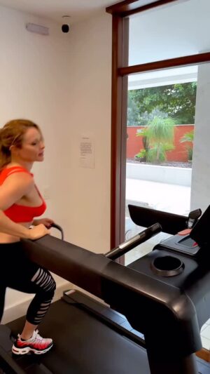 Rita Guedes Instagram - Cada vez mais é provado em vários aspectos a importância de exercícios físicos . Tem que colocar na agenda do dia a dia , um tempo reservado para você fazer exercícios . 30minutos que seja ao dia , vai fazer uma transformação em você , na sua saúde . Eu faço de 3 a 4 vezes na semana e vocês ?!