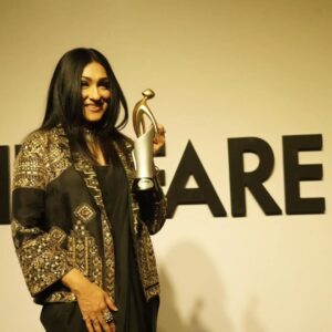 Rituparna Sengupta Instagram - Style Icon (Female) ... #filmfareawards #filmfareglamourandstyleawards 

🥻 @estreekolkata 
💄 @makeup.kaushikrajat 
💇 @rajat_chakroborty 
📸 @avi_jit_k 
🔗 @sociallyyours.vs