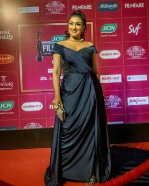 Rituparna Sengupta Instagram - Filmfare night ✨ 

📸 @avi_jit_k
💄💇 @makeup.kaushikrajat 
🔗 @sociallyyours.vs