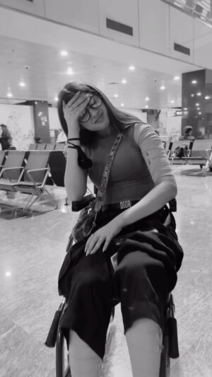 Riva Arora Instagram - Ye maine kya kiya 😂😭🥹
#riva #rivarora #rivaarora #injury