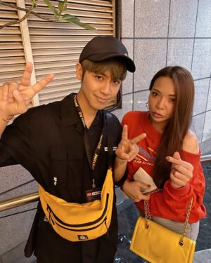 Riva Chang Instagram - 恭喜我史上最強男龜蜜 鼓寶❤️
在我們這十年多來的情感裡，一起經歷了好多好多事情！

那時我們也承諾了彼此當有一方負面一定要有一方保持正面，這樣才能讓負面的那個人不要淪陷！

每當所有不實新聞報導，不實謠言指控，鍵盤俠謾罵……包括～我的情感世界，虐狗，被說是大嘴巴，出賣朋友….這些莫須有的鬼東西….你總能挺身而出，因為有你知道我的嘴巴有多緊對朋友的一切是用了命的保護守護與小心！
當我還是…..覺得傷心你就會告訴我管他的，一間扛起的你最強大，不用在乎理會那些誤解不喜歡甚至也不認識你的人….毫無意義！！

你這個史上最強男龜蜜在我生命中真的超級超級重要謝謝有你在，年少時我們偶爾半夜看海發洩，幾乎天天通話傳訊息互相勉勵，說著未來我們都要成功然後照顧彼此，這些年看著你的一切你這麼棒這麼強，有這麼這麼多人喜歡肯定你….當然我知道這一路走來你是多麼多麼努力拼命💪 

所以每次你又變更強了，又達成了某個新目標了，我總比任何人都還要替你開心，包括現在！

#鼓鼓 #呂思緯 是你讓我知道世界上是真的有這麼好這麼棒的男生存在這世界！

你跟元也讓我相信世界上真的有所謂 #幸福 跟 #對的人
真的真的超替你們開心，你跟元也要一直一直簡單的幸福下去，1 1之後的每一天都要開心快樂然後繼續強大厲害下去❤️

祝福你～我史上最強男龜蜜鼓寶 #新婚快樂 🥰

@gboyswag_official