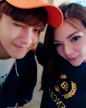 Riva Chang Instagram - 恭喜我史上最強男龜蜜 鼓寶❤️
在我們這十年多來的情感裡，一起經歷了好多好多事情！

那時我們也承諾了彼此當有一方負面一定要有一方保持正面，這樣才能讓負面的那個人不要淪陷！

每當所有不實新聞報導，不實謠言指控，鍵盤俠謾罵……包括～我的情感世界，虐狗，被說是大嘴巴，出賣朋友….這些莫須有的鬼東西….你總能挺身而出，因為有你知道我的嘴巴有多緊對朋友的一切是用了命的保護守護與小心！
當我還是…..覺得傷心你就會告訴我管他的，一間扛起的你最強大，不用在乎理會那些誤解不喜歡甚至也不認識你的人….毫無意義！！

你這個史上最強男龜蜜在我生命中真的超級超級重要謝謝有你在，年少時我們偶爾半夜看海發洩，幾乎天天通話傳訊息互相勉勵，說著未來我們都要成功然後照顧彼此，這些年看著你的一切你這麼棒這麼強，有這麼這麼多人喜歡肯定你….當然我知道這一路走來你是多麼多麼努力拼命💪 

所以每次你又變更強了，又達成了某個新目標了，我總比任何人都還要替你開心，包括現在！

#鼓鼓 #呂思緯 是你讓我知道世界上是真的有這麼好這麼棒的男生存在這世界！

你跟元也讓我相信世界上真的有所謂 #幸福 跟 #對的人
真的真的超替你們開心，你跟元也要一直一直簡單的幸福下去，1 1之後的每一天都要開心快樂然後繼續強大厲害下去❤️

祝福你～我史上最強男龜蜜鼓寶 #新婚快樂 🥰

@gboyswag_official