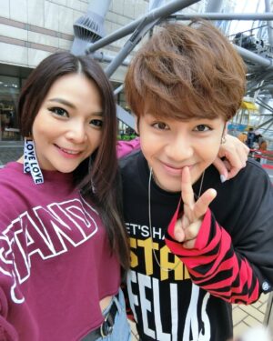 Riva Chang Instagram - 恭喜我史上最強男龜蜜 鼓寶❤️
在我們這十年多來的情感裡，一起經歷了好多好多事情！

那時我們也承諾了彼此當有一方負面一定要有一方保持正面，這樣才能讓負面的那個人不要淪陷！

每當所有不實新聞報導，不實謠言指控，鍵盤俠謾罵……包括～我的情感世界，虐狗，被說是大嘴巴，出賣朋友….這些莫須有的鬼東西….你總能挺身而出，因為有你知道我的嘴巴有多緊對朋友的一切是用了命的保護守護與小心！
當我還是…..覺得傷心你就會告訴我管他的，一間扛起的你最強大，不用在乎理會那些誤解不喜歡甚至也不認識你的人….毫無意義！！

你這個史上最強男龜蜜在我生命中真的超級超級重要謝謝有你在，年少時我們偶爾半夜看海發洩，幾乎天天通話傳訊息互相勉勵，說著未來我們都要成功然後照顧彼此，這些年看著你的一切你這麼棒這麼強，有這麼這麼多人喜歡肯定你….當然我知道這一路走來你是多麼多麼努力拼命💪 

所以每次你又變更強了，又達成了某個新目標了，我總比任何人都還要替你開心，包括現在！

#鼓鼓 #呂思緯 是你讓我知道世界上是真的有這麼好這麼棒的男生存在這世界！

你跟元也讓我相信世界上真的有所謂 #幸福 跟 #對的人
真的真的超替你們開心，你跟元也要一直一直簡單的幸福下去，1 1之後的每一天都要開心快樂然後繼續強大厲害下去❤️

祝福你～我史上最強男龜蜜鼓寶 #新婚快樂 🥰

@gboyswag_official