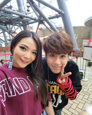 Riva Chang Instagram - 恭喜我史上最強男龜蜜 鼓寶❤️
在我們這十年多來的情感裡，一起經歷了好多好多事情！

那時我們也承諾了彼此當有一方負面一定要有一方保持正面，這樣才能讓負面的那個人不要淪陷！

每當所有不實新聞報導，不實謠言指控，鍵盤俠謾罵……包括～我的情感世界，虐狗，被說是大嘴巴，出賣朋友….這些莫須有的鬼東西….你總能挺身而出，因為有你知道我的嘴巴有多緊對朋友的一切是用了命的保護守護與小心！
當我還是…..覺得傷心你就會告訴我管他的，一間扛起的你最強大，不用在乎理會那些誤解不喜歡甚至也不認識你的人….毫無意義！！

你這個史上最強男龜蜜在我生命中真的超級超級重要謝謝有你在，年少時我們偶爾半夜看海發洩，幾乎天天通話傳訊息互相勉勵，說著未來我們都要成功然後照顧彼此，這些年看著你的一切你這麼棒這麼強，有這麼這麼多人喜歡肯定你….當然我知道這一路走來你是多麼多麼努力拼命💪 

所以每次你又變更強了，又達成了某個新目標了，我總比任何人都還要替你開心，包括現在！

#鼓鼓 #呂思緯 是你讓我知道世界上是真的有這麼好這麼棒的男生存在這世界！

你跟元也讓我相信世界上真的有所謂 #幸福 跟 #對的人
真的真的超替你們開心，你跟元也要一直一直簡單的幸福下去，1 1之後的每一天都要開心快樂然後繼續強大厲害下去❤️

祝福你～我史上最強男龜蜜鼓寶 #新婚快樂 🥰

@gboyswag_official