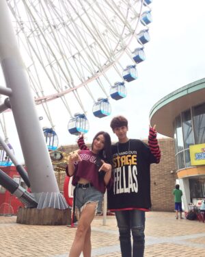 Riva Chang Instagram - 恭喜我史上最強男龜蜜 鼓寶❤️
在我們這十年多來的情感裡，一起經歷了好多好多事情！

那時我們也承諾了彼此當有一方負面一定要有一方保持正面，這樣才能讓負面的那個人不要淪陷！

每當所有不實新聞報導，不實謠言指控，鍵盤俠謾罵……包括～我的情感世界，虐狗，被說是大嘴巴，出賣朋友….這些莫須有的鬼東西….你總能挺身而出，因為有你知道我的嘴巴有多緊對朋友的一切是用了命的保護守護與小心！
當我還是…..覺得傷心你就會告訴我管他的，一間扛起的你最強大，不用在乎理會那些誤解不喜歡甚至也不認識你的人….毫無意義！！

你這個史上最強男龜蜜在我生命中真的超級超級重要謝謝有你在，年少時我們偶爾半夜看海發洩，幾乎天天通話傳訊息互相勉勵，說著未來我們都要成功然後照顧彼此，這些年看著你的一切你這麼棒這麼強，有這麼這麼多人喜歡肯定你….當然我知道這一路走來你是多麼多麼努力拼命💪 

所以每次你又變更強了，又達成了某個新目標了，我總比任何人都還要替你開心，包括現在！

#鼓鼓 #呂思緯 是你讓我知道世界上是真的有這麼好這麼棒的男生存在這世界！

你跟元也讓我相信世界上真的有所謂 #幸福 跟 #對的人
真的真的超替你們開心，你跟元也要一直一直簡單的幸福下去，1 1之後的每一天都要開心快樂然後繼續強大厲害下去❤️

祝福你～我史上最強男龜蜜鼓寶 #新婚快樂 🥰

@gboyswag_official