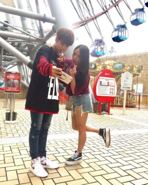 Riva Chang Instagram - 恭喜我史上最強男龜蜜 鼓寶❤️
在我們這十年多來的情感裡，一起經歷了好多好多事情！

那時我們也承諾了彼此當有一方負面一定要有一方保持正面，這樣才能讓負面的那個人不要淪陷！

每當所有不實新聞報導，不實謠言指控，鍵盤俠謾罵……包括～我的情感世界，虐狗，被說是大嘴巴，出賣朋友….這些莫須有的鬼東西….你總能挺身而出，因為有你知道我的嘴巴有多緊對朋友的一切是用了命的保護守護與小心！
當我還是…..覺得傷心你就會告訴我管他的，一間扛起的你最強大，不用在乎理會那些誤解不喜歡甚至也不認識你的人….毫無意義！！

你這個史上最強男龜蜜在我生命中真的超級超級重要謝謝有你在，年少時我們偶爾半夜看海發洩，幾乎天天通話傳訊息互相勉勵，說著未來我們都要成功然後照顧彼此，這些年看著你的一切你這麼棒這麼強，有這麼這麼多人喜歡肯定你….當然我知道這一路走來你是多麼多麼努力拼命💪 

所以每次你又變更強了，又達成了某個新目標了，我總比任何人都還要替你開心，包括現在！

#鼓鼓 #呂思緯 是你讓我知道世界上是真的有這麼好這麼棒的男生存在這世界！

你跟元也讓我相信世界上真的有所謂 #幸福 跟 #對的人
真的真的超替你們開心，你跟元也要一直一直簡單的幸福下去，1 1之後的每一天都要開心快樂然後繼續強大厲害下去❤️

祝福你～我史上最強男龜蜜鼓寶 #新婚快樂 🥰

@gboyswag_official