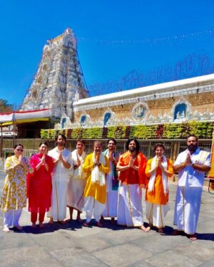Riya Deepsi Instagram - Our Mahabharat gang making Some beautiful memories live from Tirupati. Mind you hum log itna milte nahi hain. May be once in 6 months or sometimes once in years. But these pictures are a testament to the bond we share regardless. we have always been updated of each other’s well being. Each time we meet the energy amongst us is crazy. 

These 13 years have got us more closer than what we were when we started on the journey of mahabharat. Though only 1 day of togetherness we made the most of our time. ❤️

Cheers to the team and many more re unions!!! 🥂 

#Mahabharat #tirupati #blessings #reunion #onelife #12yearstogether❤️