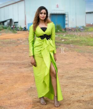 Riya Vishwanathan Instagram - Zee awards 2024 💚
.
.
Costume @jp_fashionhouse 
Mua @jiyamakeupartistry 
Camera @teamcreators 
Hairdo @mani_stylist_ 
.
.
#post #pose #picoftheday 
#greenneon #zeeawards 
#mylife #myrules #zeetamil 
#riyavishwanathan