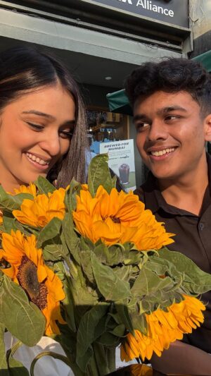 Rj Mahvash Instagram - You give 1 flower to a man, he showers you with a bunch 🙈❤️
.
.
.
.
.
.
.
.
.
.
#prank #love #friends #friendship #cute #adorable #trending #trend #viral #rjmahvash #date #couplegoals #couple #friend #relationship