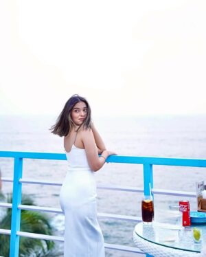 Rj Mahvash Instagram - Drowning in the sunset again ✨✨